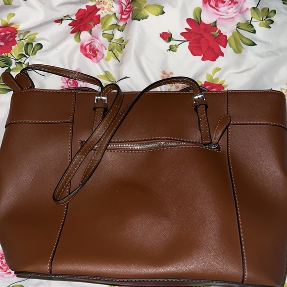 Guess purse in excellent condition - Picture 1 of 3